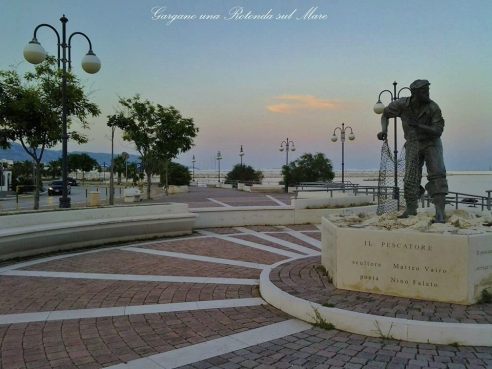 #Manfredonia - #Gargano - #WeAreInPuglia - #VisitPuglia - Il pescatore, lungomare del Sole Siponto-Manfredonia - Ph Delia Leone